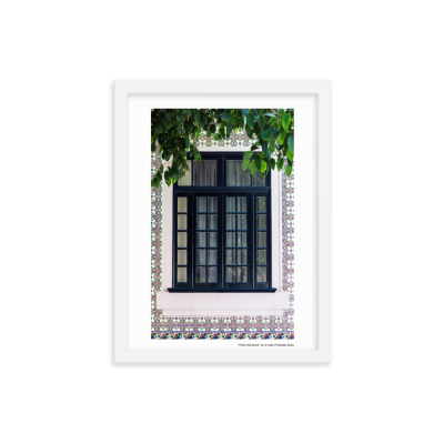 Janela de madeira preta com vidros e azulejos coloridos ao redor