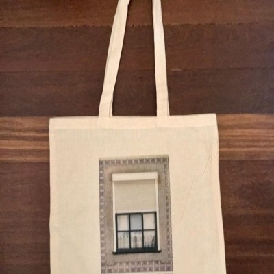 Saco de tecido cru com fotografia de uma janela impressa.