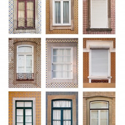 Nove janelas de edifícios com azulejos decorativos ao redor, visíveis diferentes estilos de caixilhos e persianas.