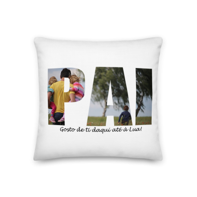 Almofada branca com letras 'PAI' preenchidas por fotos familiares e texto em português.