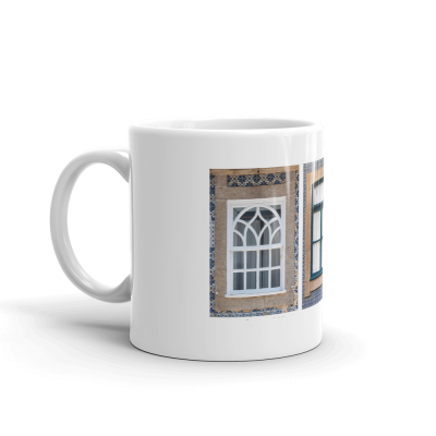 Caneca branca com imagem de janela arqueada e azulejos