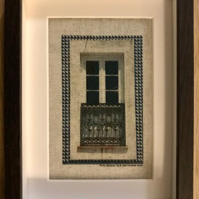 Quadro com imagem de janela com postigo e varanda de guarda-corpo metálico