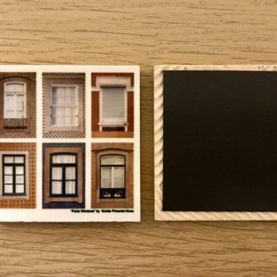 Dois ímanes quadrados em madeira com fotos de janelas e placa preta