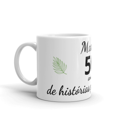 Caneca branca com desenho de uma folha verde e texto preto.