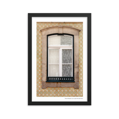 Janela branca em arco de pedra com cortinas de renda e azulejos decorativos na parede