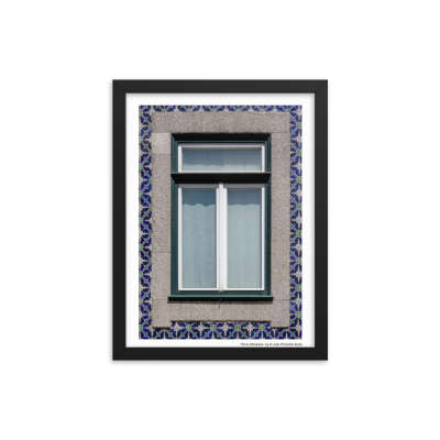 Quadro com fotografia de janela com moldura verde e azulejos azuis