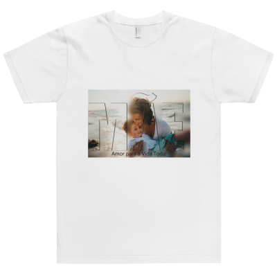 T-shirt branca com imagem de mãe e bebé e texto MÃE Amor para a Vida Toda