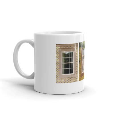Caneca branca com imagem de janelas e azulejos coloridos
