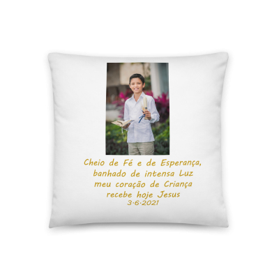 Almofada branca com foto de criança e texto religioso em amarelo