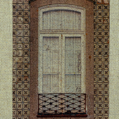 Janela branca de madeira com vidro fosco e grades de ferro numa parede azulejada com padrão floral castanho.