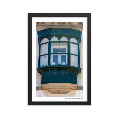 Janela bay window azul escuro em parede de pedra com moldura preta