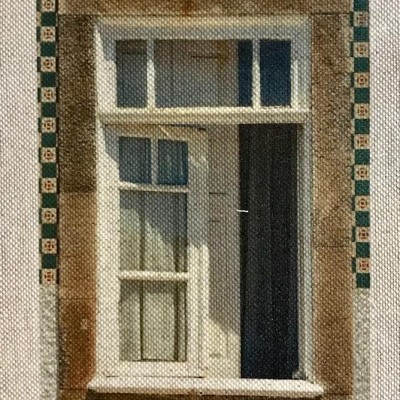 Tela pintada de uma janela antiga com moldura em pedra e azulejos verdes e bege