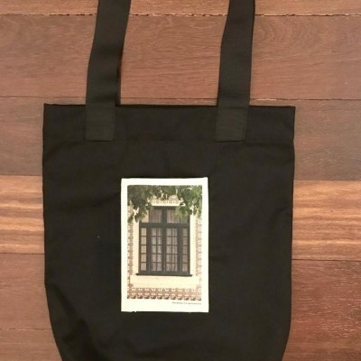 Saco preto de tecido com alças e estampa de janela