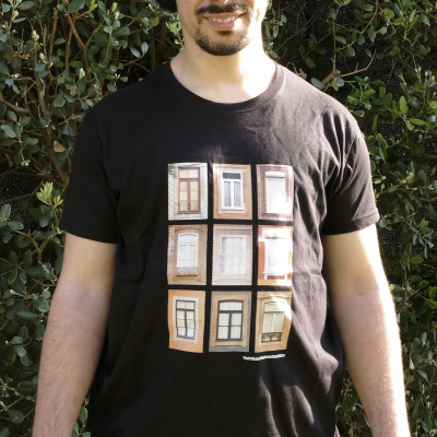 T-shirt preta com estampado de nove janelas coloridas