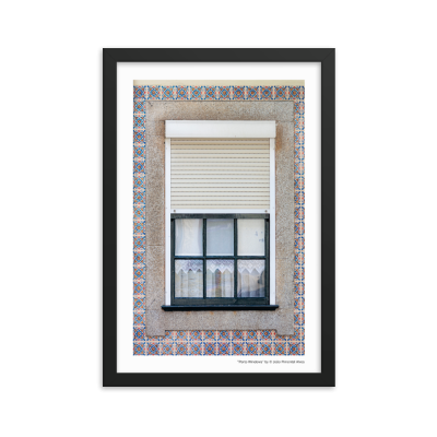 Janela preta com persiana branca e azulejos decorativos coloridos na moldura