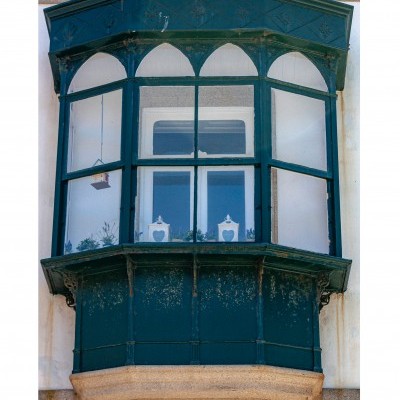 Janela de sacada verde escura com vidro transparente