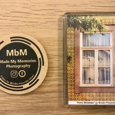 Dois ímanes artísticos com texto e imagem de janela