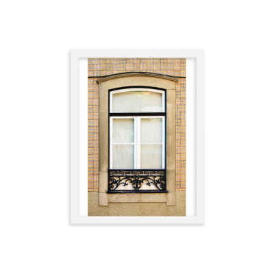 Janela antiga em parede com azulejos e grade preta