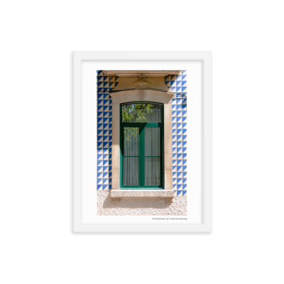 Janela verde com azulejos azuis e brancos numa parede branca