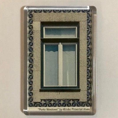 Magnete com imagem de janela típica portuguesa e azulejos decorativos.