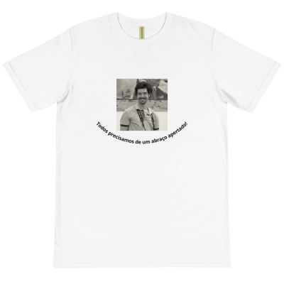 T-shirt branca com imagem de homem e texto em português