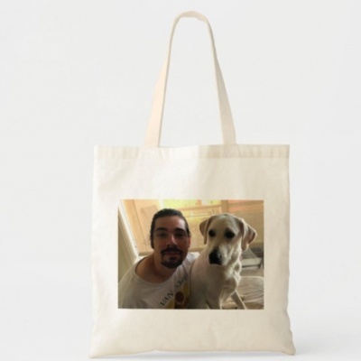 Saco de tecido creme com fotografia impressa de homem e cão Labrador branco