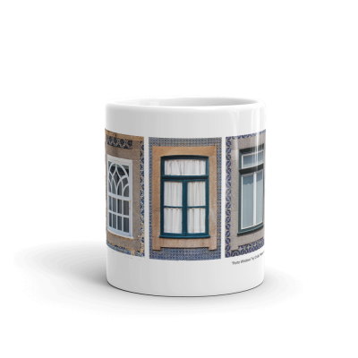 Caneca branca com imagens de janelas decoradas com azulejos portugueses