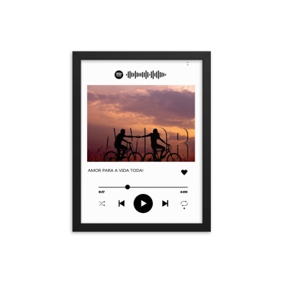 Quadro com interface de música digital, foto de casal ao pôr do sol e texto 'AMOR PARA A VIDA TODA!'.