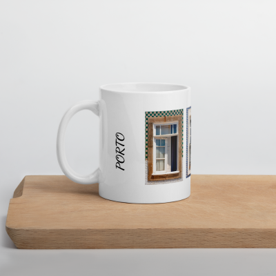Caneca branca com imagem de janela e texto 'PORTO' sobre tábua de madeira