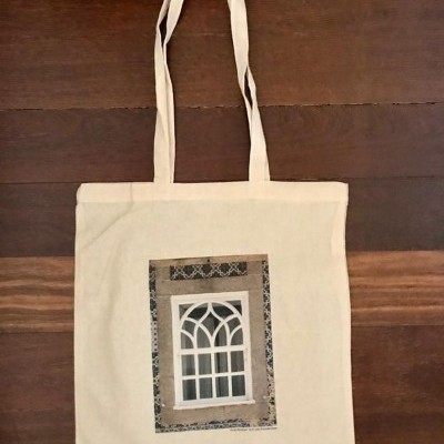 Saco de tecido creme com imagem de janela impressa