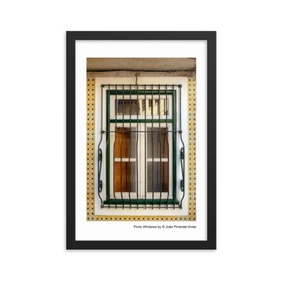 Imagem de uma janela com grade metálica verde, moldura branca e azulejos amarelos em fundo bege