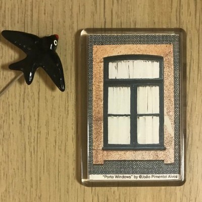 Íman de geladeira com foto de janela antiga e pássaro decorativo preto em madeira