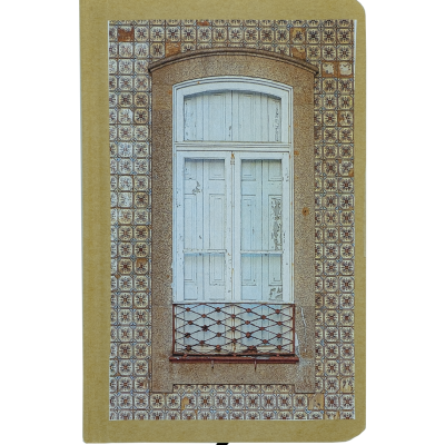 Caderno com capa que mostra uma janela branca com grades e azulejos tradicionais portugueses