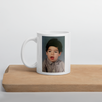 Caneca branca com foto de rapaz jovem em camisa às riscas