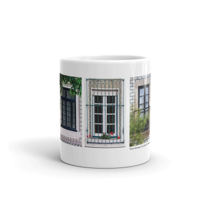 Caneca branca com imagens de janelas tradicionais portuguesas
