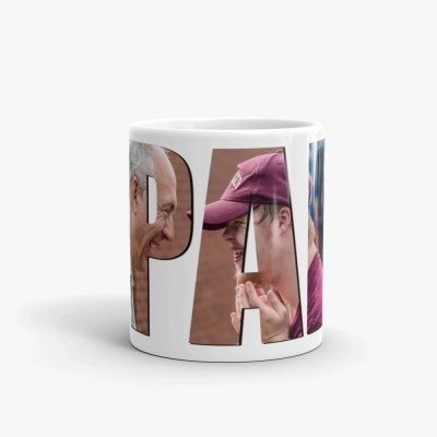 Caneca branca com a palavra PAI e imagens de um homem idoso e um jovem sorrindo.