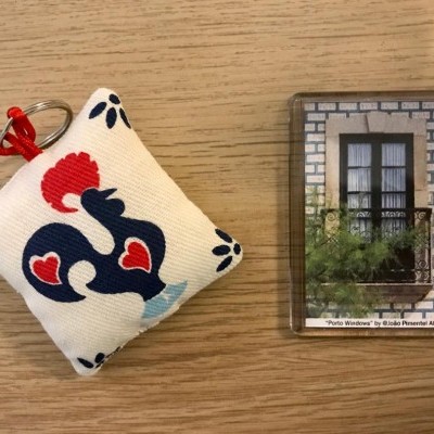Chaveiro de tecido com desenho de gallo e imã de frigorífico com foto de janela