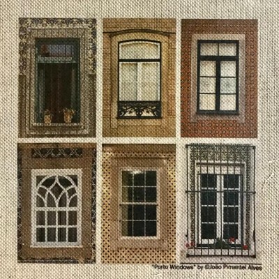 Seis janelas antigas com diferentes estilos e grades, em paredes texturizadas