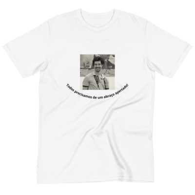 T-shirt branca com imagem a preto e branco e texto curvo