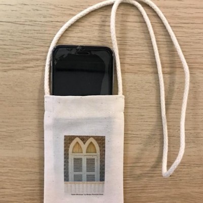 Bolsa de tecido com telemóvel e imagem de janela arqueda