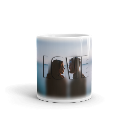Caneca branca com imagem do casal através do texto LOVE