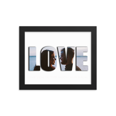 Quadro decorativo preto com a palavra LOVE e foto de casal dentro das letras