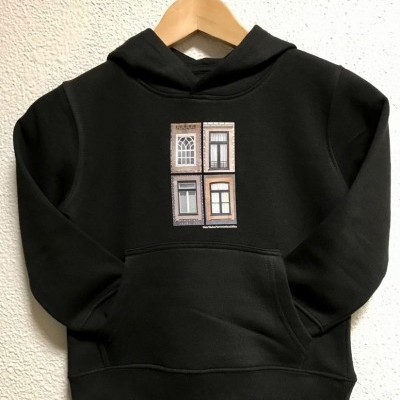 Sweatshirt preta infantil com capuz e estampado de janelas