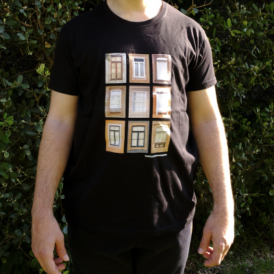 Camiseta preta com estampado de janelas
