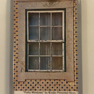 Íman rectangular com fotografia de janela antiga rodeada de azulejos azuis e amarelos