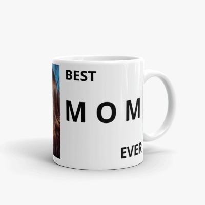 Caneca branca com texto 'BEST MOM EVER' e fotografia de mulher