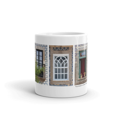 Caneca branca com imagens de janelas decoradas em azulejos portugueses.