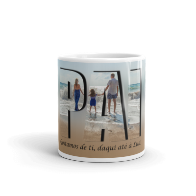 Caneca branca com foto de família na praia e texto em português