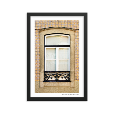 Fotografia em moldura de janela tradicional portuguesa com azulejos