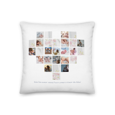 Almofada branca com padrão de fotos em formato de coração e texto sobre amor de mãe